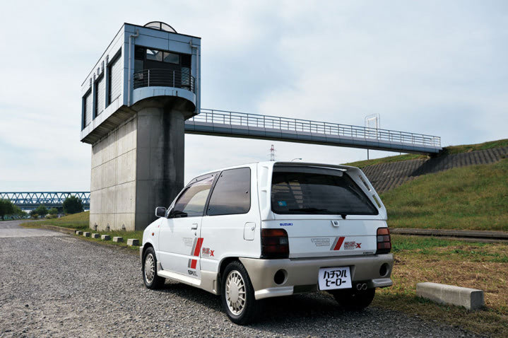 12000rpmまで刻まれるタコメーター！ レッドゾーンはなんと9500rpm