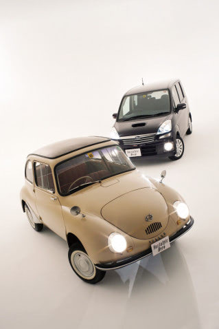 スバル360とステラを並べてみた｜軽自動車が登場して半世紀が経過 日本