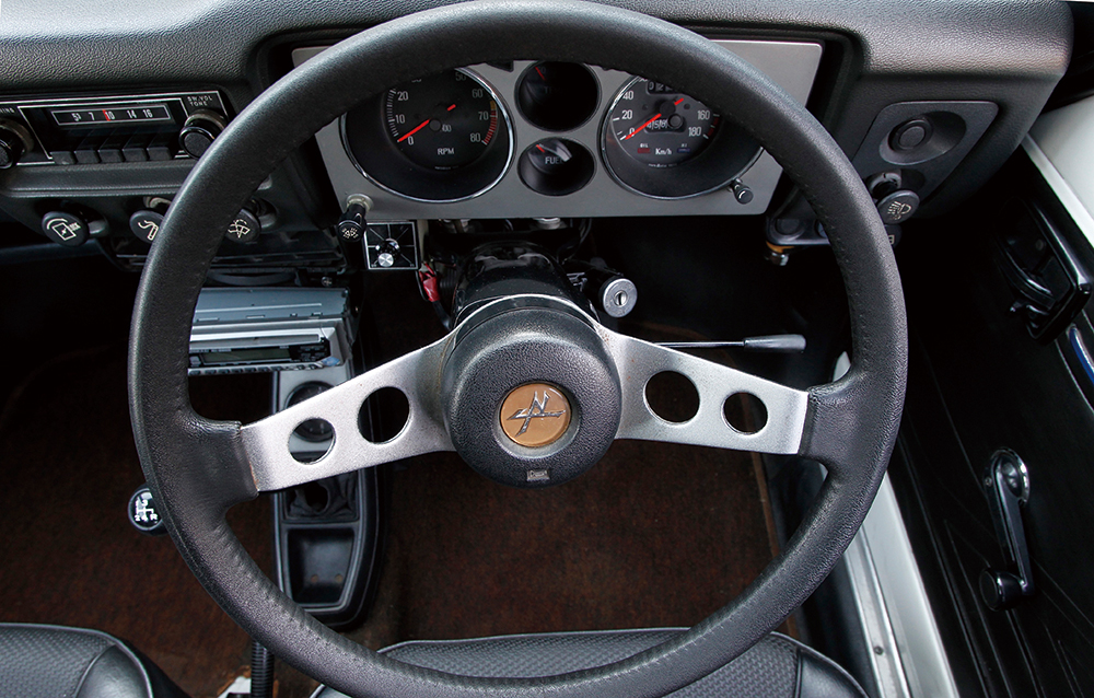 皮巻風」2本スポークステアリングで操る軽量ボディは走りが楽しい