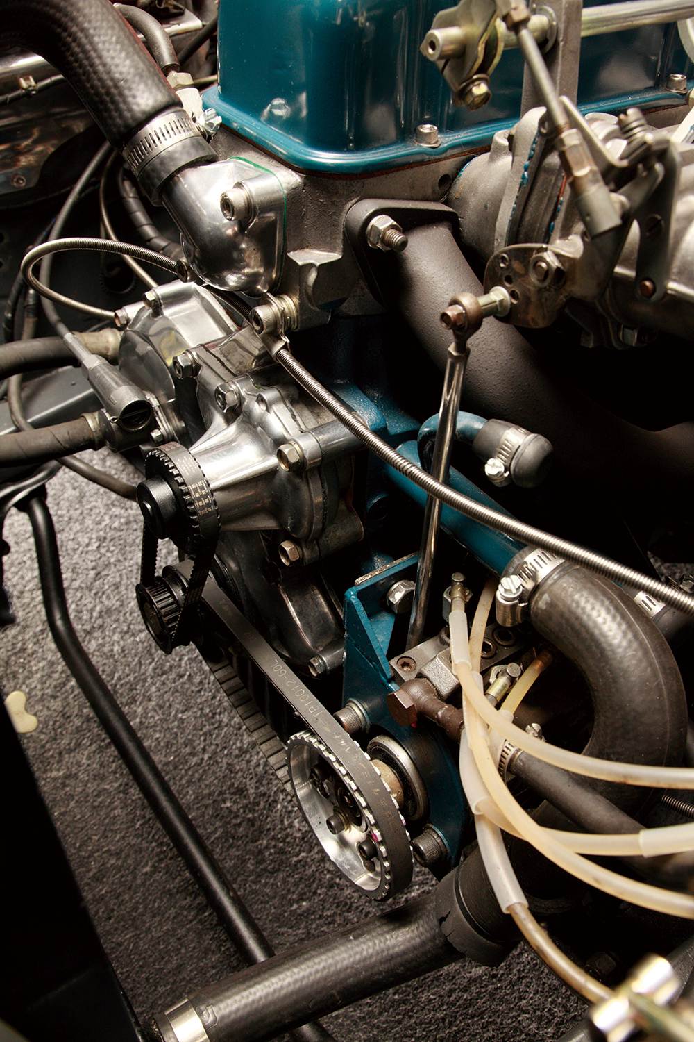 車両重量はなんと590kg！ カーボンファイバー製パネルのボディが実現