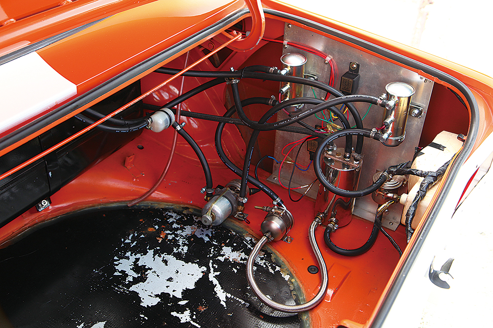 トランクの燃料ポンプは3基掛け スカイライン00 Gt ５ Nosweb Jp 日本の旧車webマガジン ノスウェブドットジェイピー