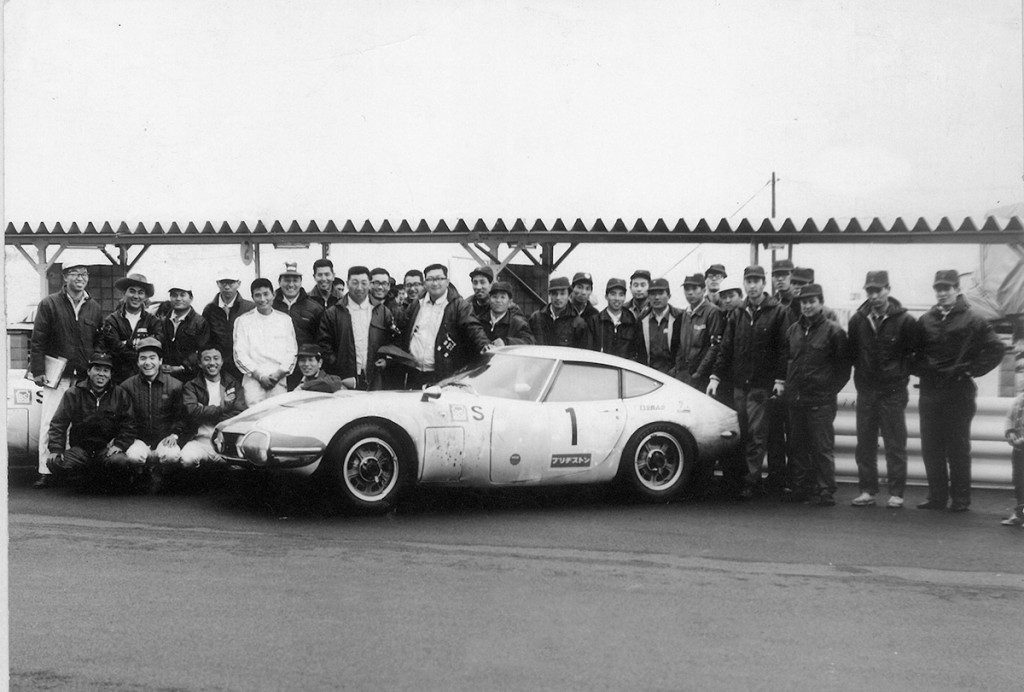ボンドガールに代わり、カツラを被って2000GTオープンを運転