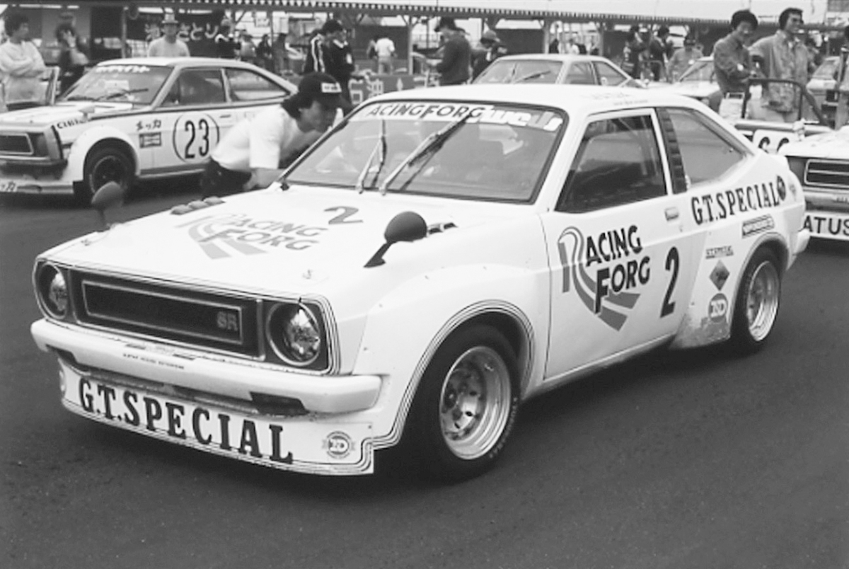 3】初レースは手彫りのレインタイヤで。消火剤が車内にあふれリタイア