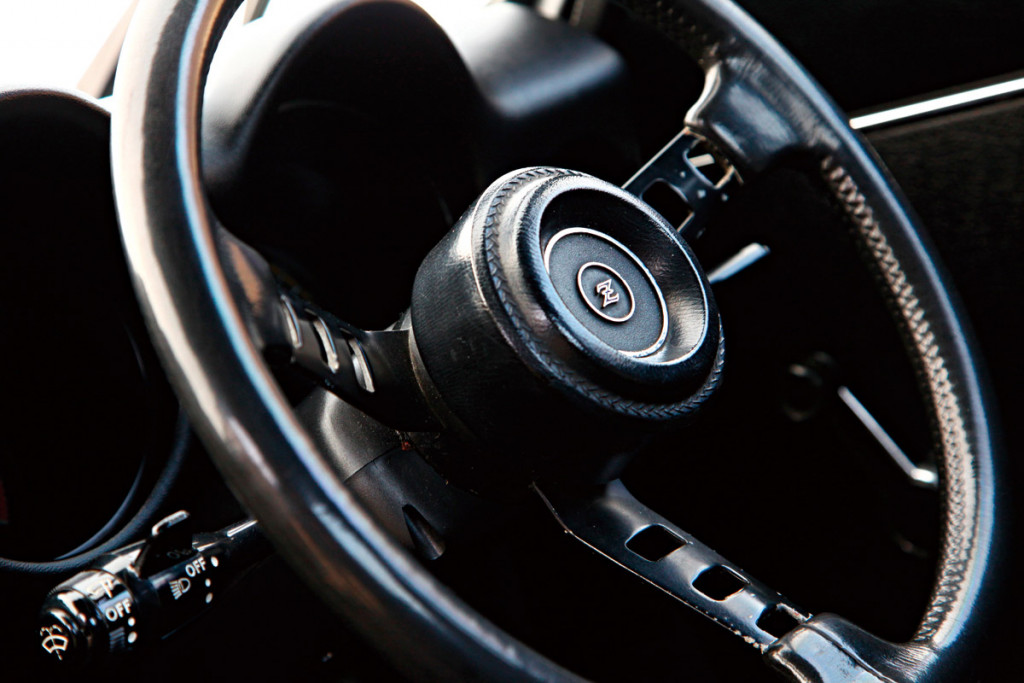 旧車 S30 フェアレディZ純正ステアリングのホーンボタンになります