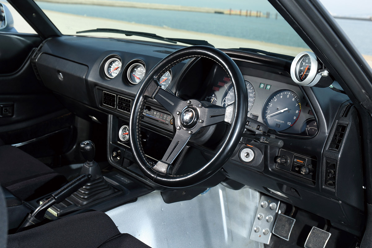 車検付きのS130をもう1台購入して足代わりに。仕上がりはシンプルで