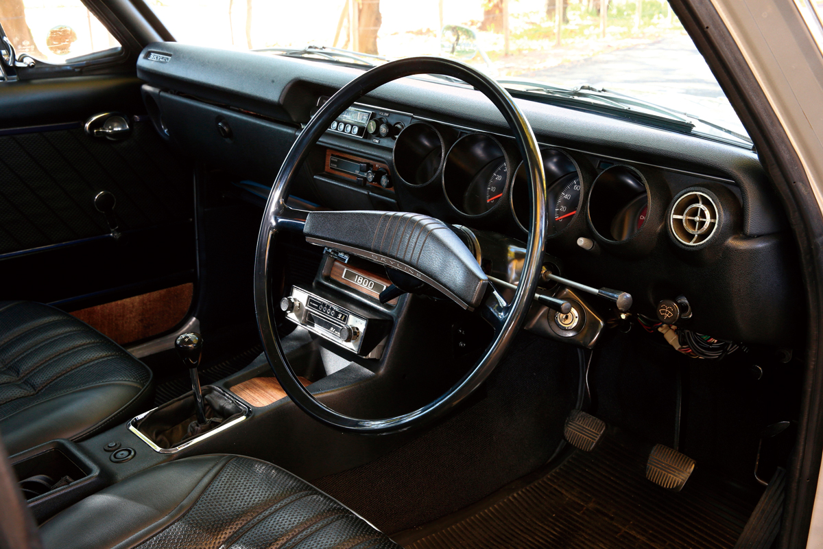 アルミ製の「SKYLINE」の文字が入るステアリングで操る「ハコバン