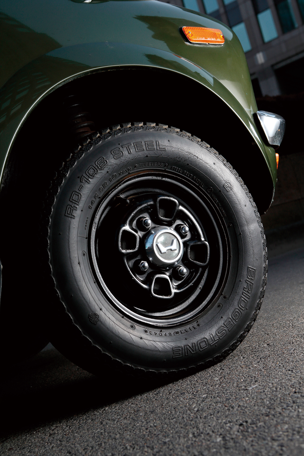 名車 旧車 あのCBのタイヤ 水中メガネ」の異名をとった特徴的なリアウインドー。その正式名称とは