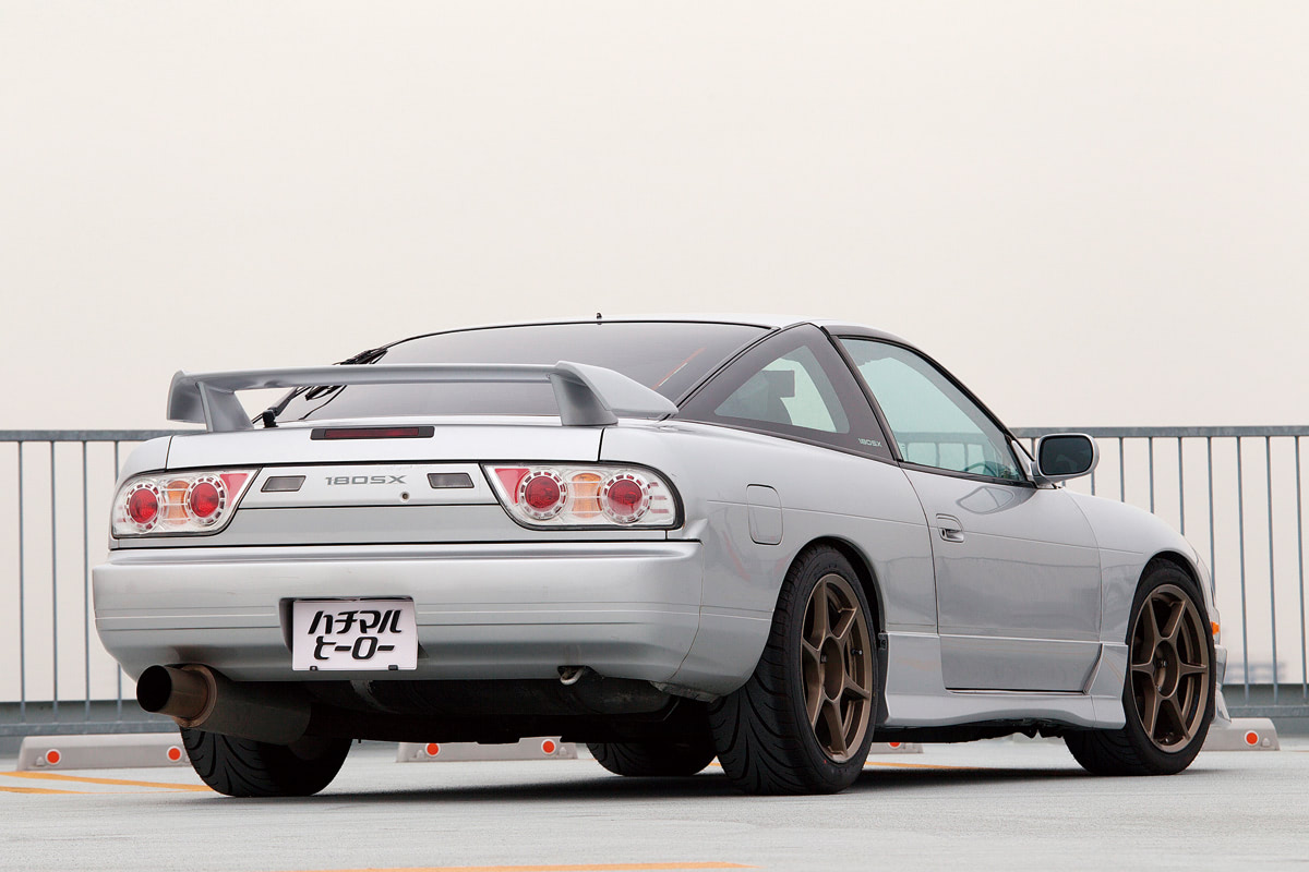 ぐしゃぐしゃにつぶれていたフロントノーズ 廃車寸前でも大切なクルマだから復活させました 180sxを愛する女性オーナー ハチマル女子会180sx Vol 1 Nosweb Jp 日本の旧車webマガジン ノスウェブドットジェイピー