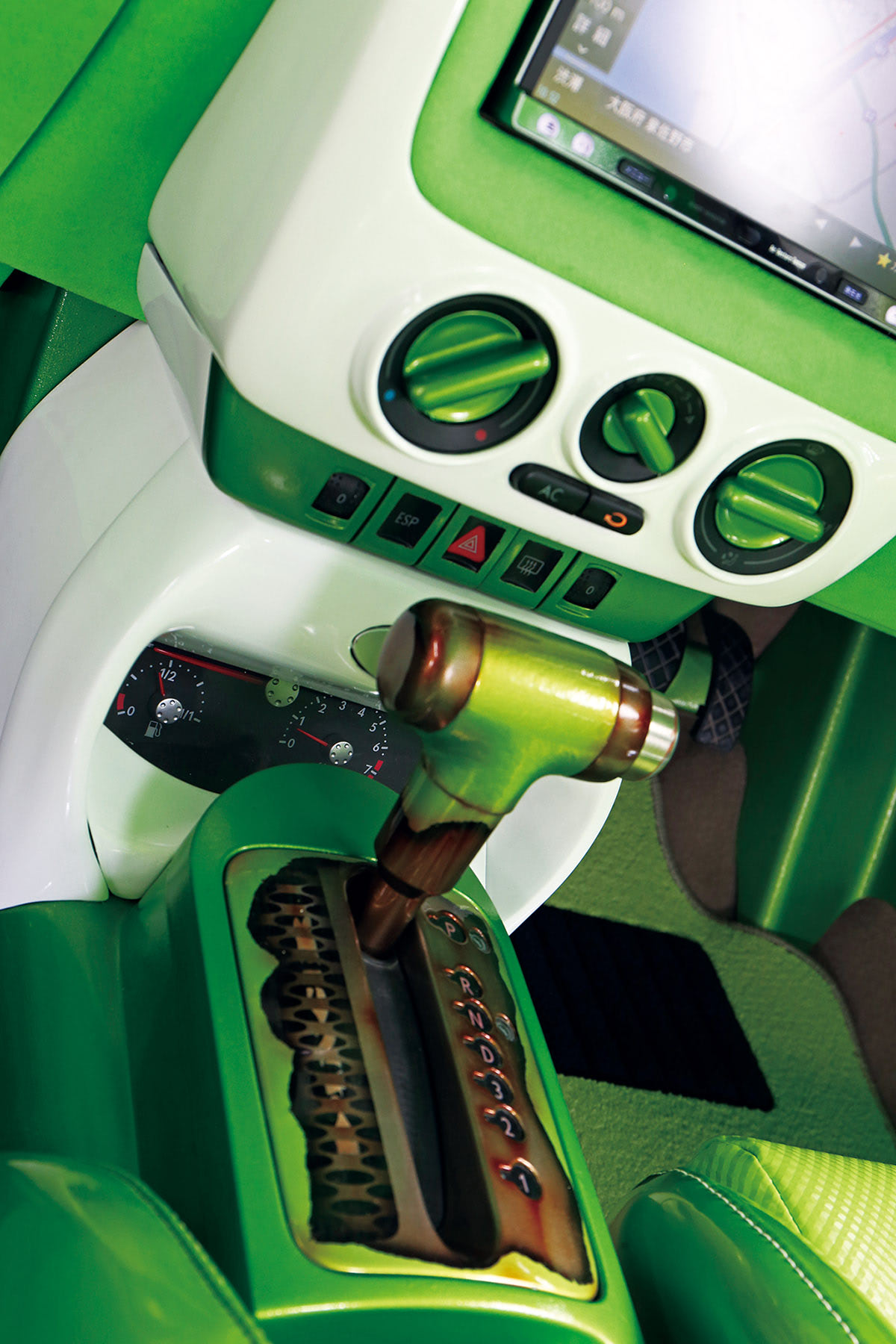 これでも、ファミリーカーなんデス!!】強烈なインパクトを与える