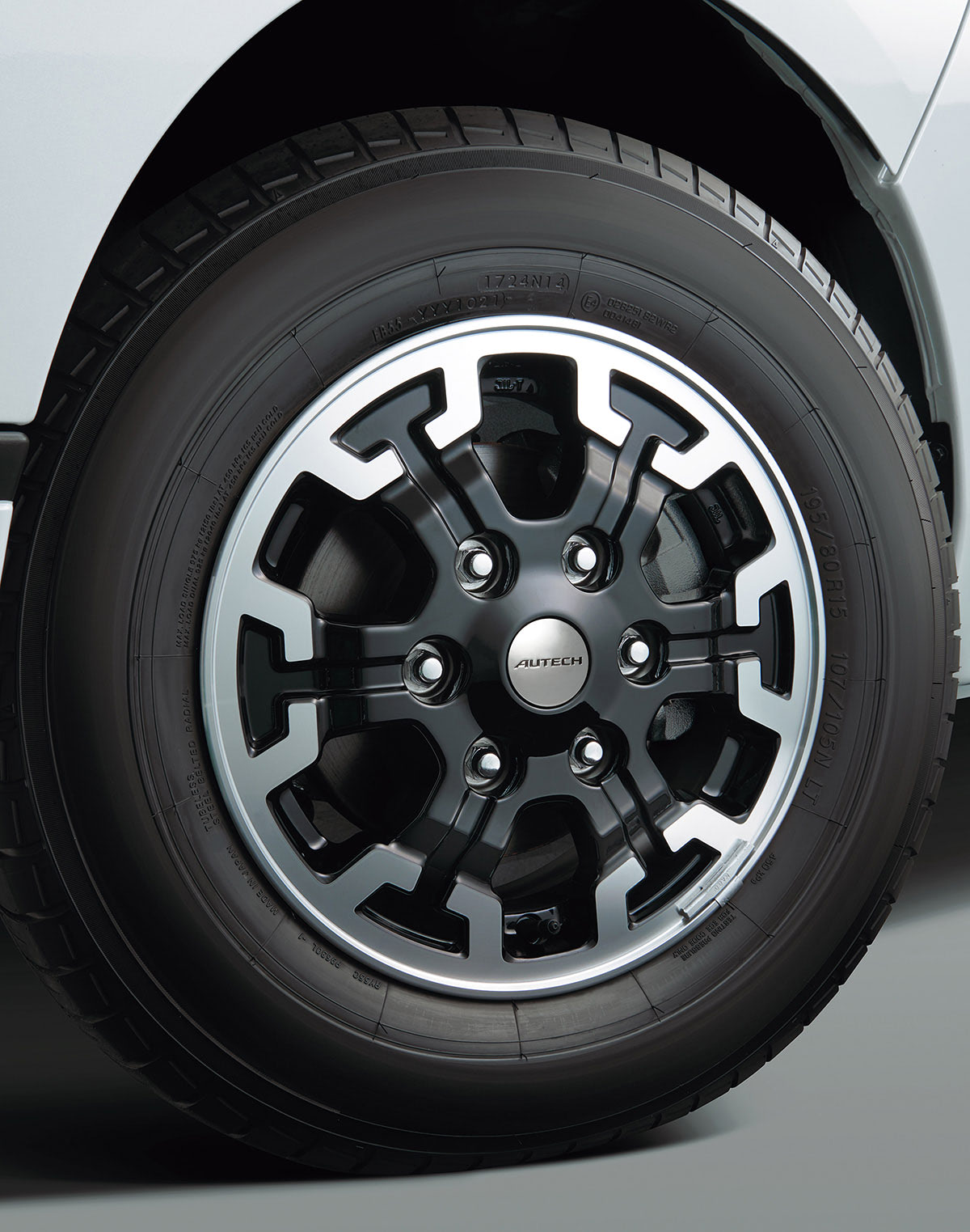 VENETA　カスタムブラックエディション　キャラバン　195/80R15 5 キャラバンPKG 日産 キャラバン NV350 GRAND プレミアムGX 2WD 2,400