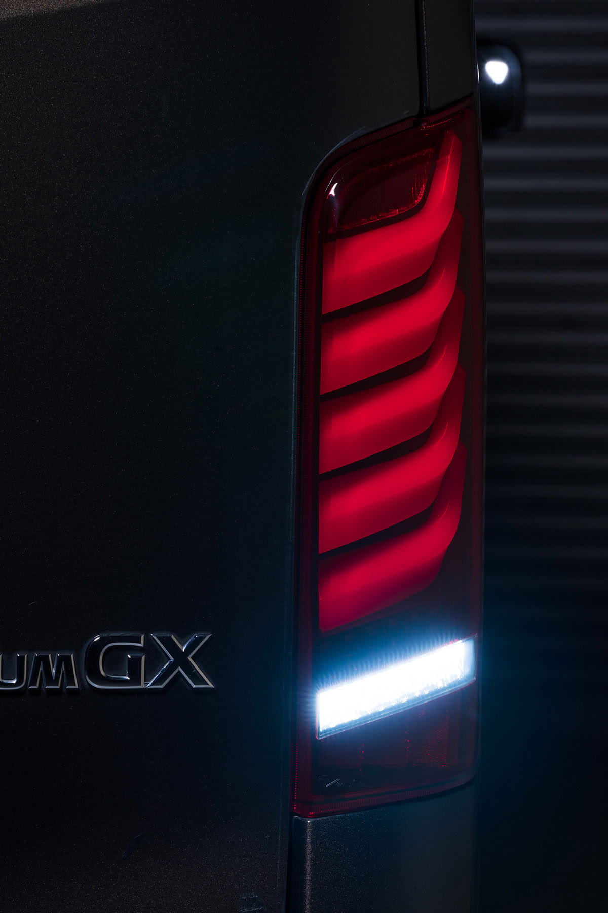 最新のキャラバンにも相性バツグン！】フルLED採用の先進的な