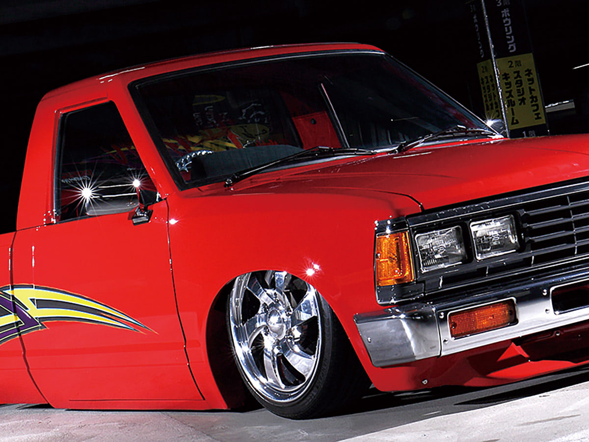 ボンネットを切らずに収めたシボレーV8が鎮座!!】大胆なぶった切り