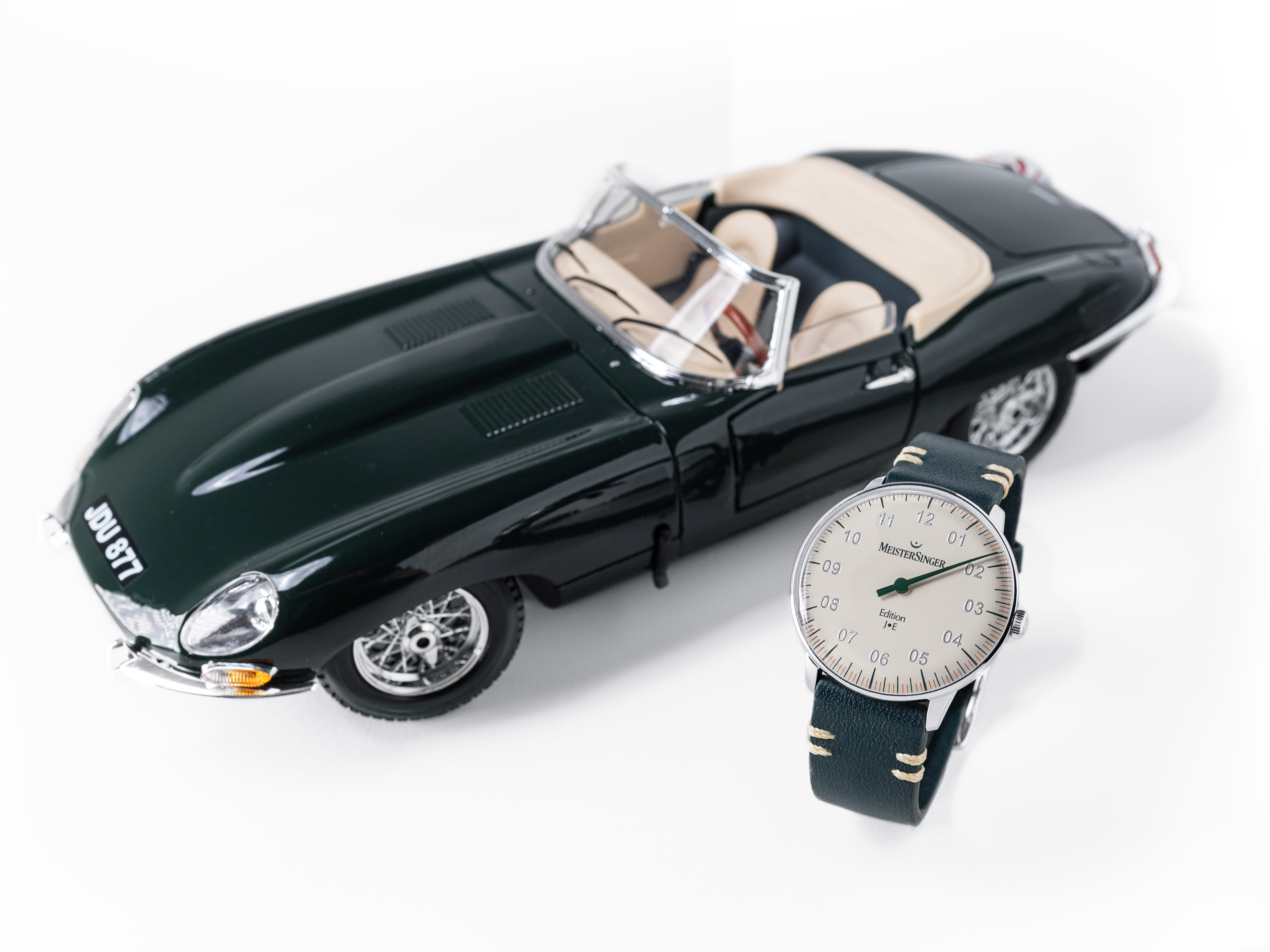 世界限定100本】1/18スケールのモデルカーがセット。ジャガーEタイプの