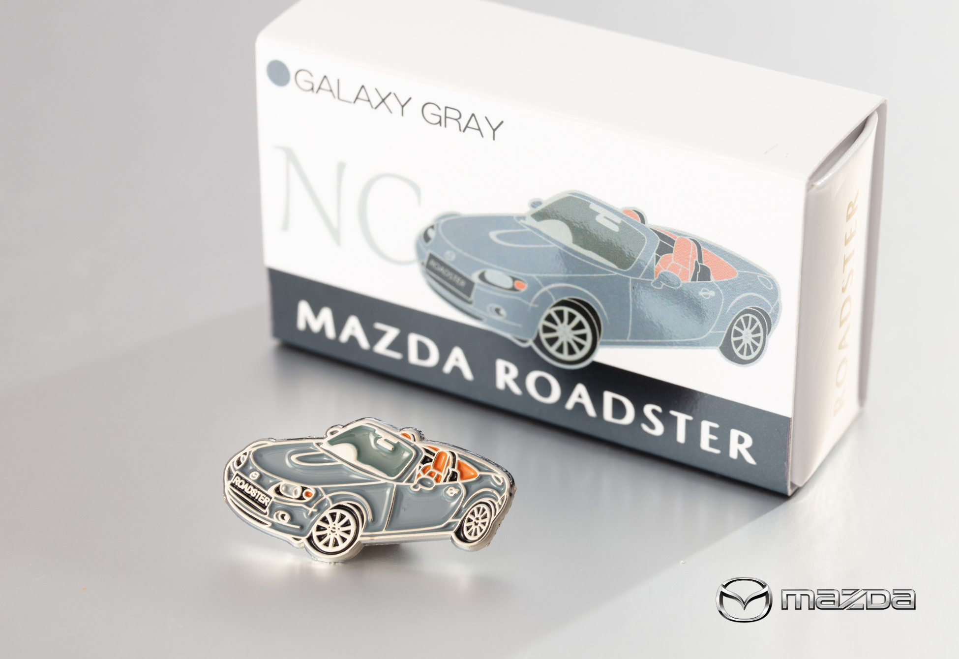 【非売品】MAZDA100周年記念ピンバッチ&ブランドブック マツダ - MAZDA マツダ 100周年記念バッジ（非売品）の通販 by
