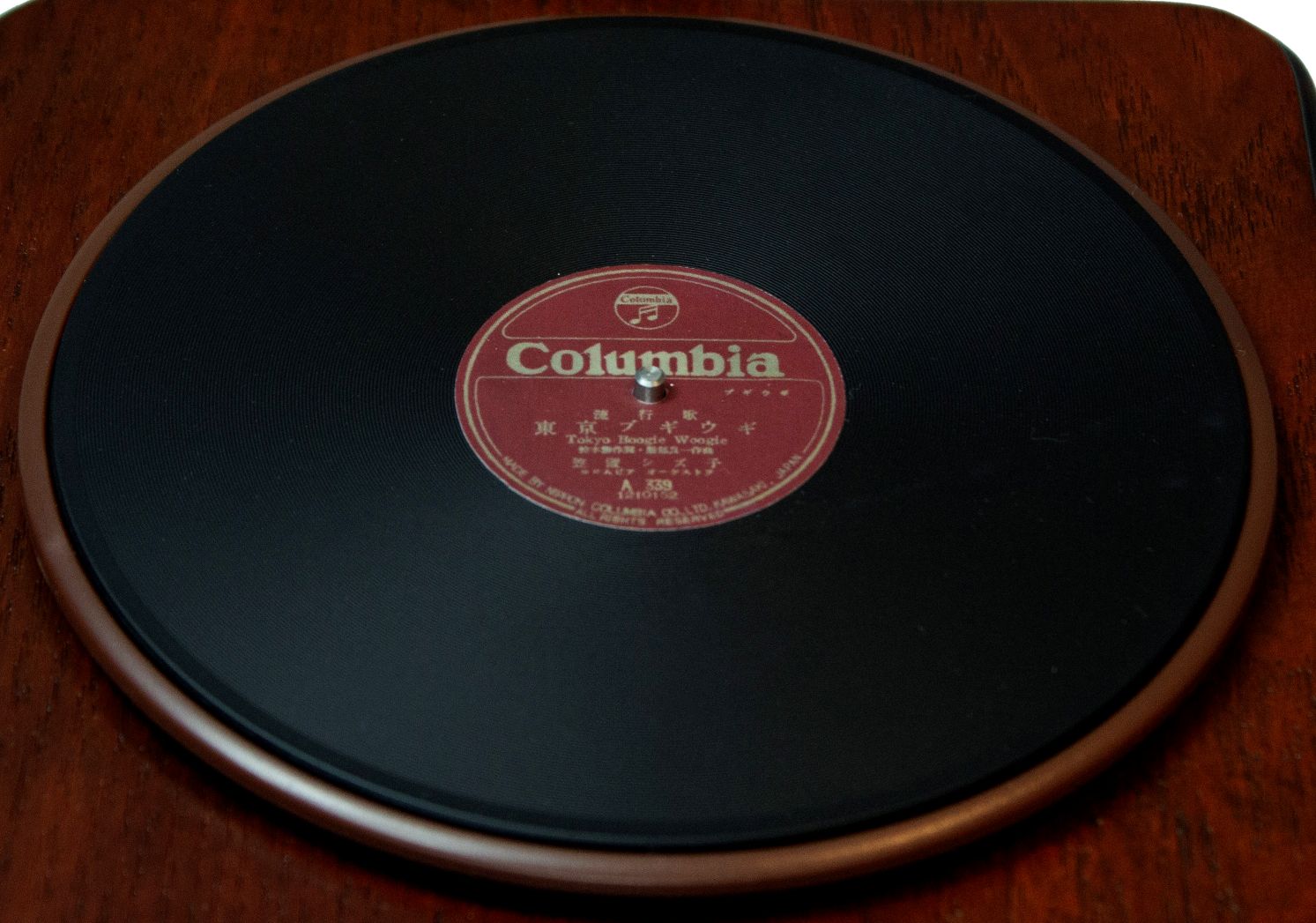 昭和100年】ラッパから流れるレトロなサウンドを楽しめる蓄音器型