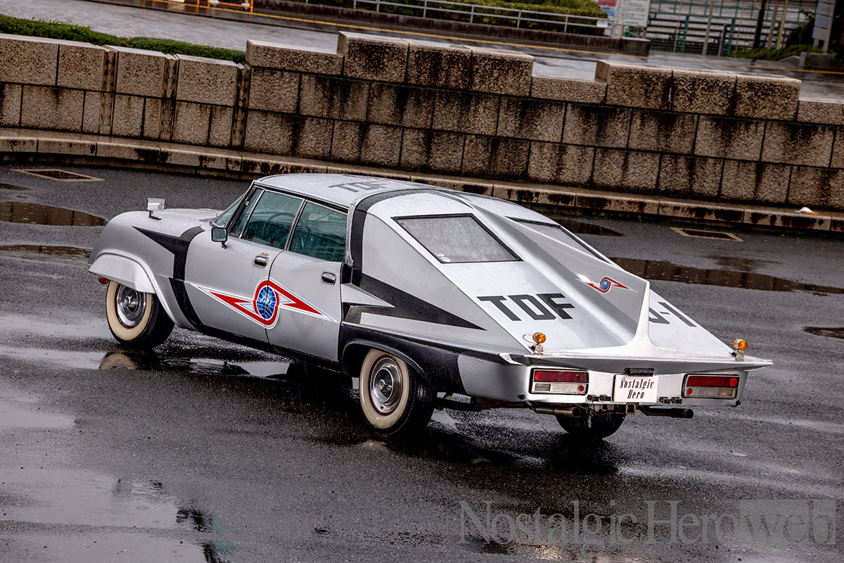地球を守るヒーローたちのマシン、ポインター号を同じベース車両から