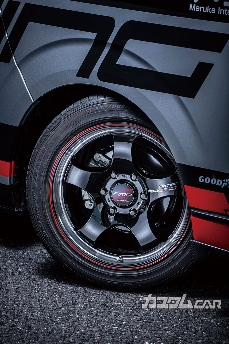 ハイエースの足元に、レーシングカーのエッセンスを｜MID RMP RACING