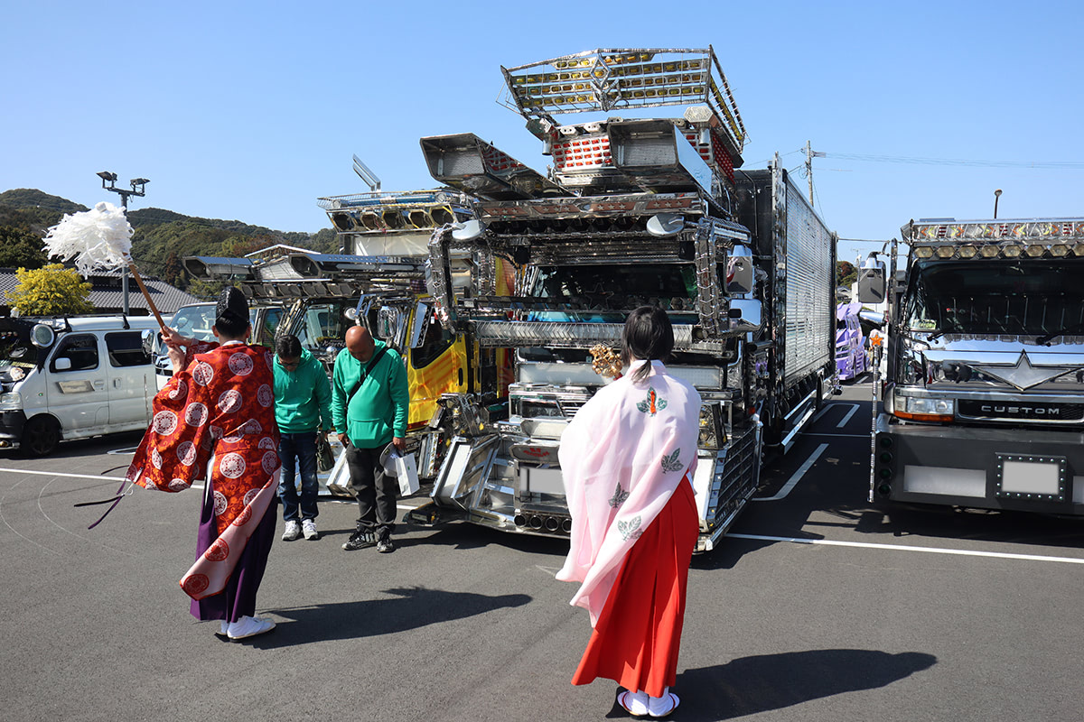 デコトライベントリポート 交通安全祈願 グループ最終兵器 | カミオン