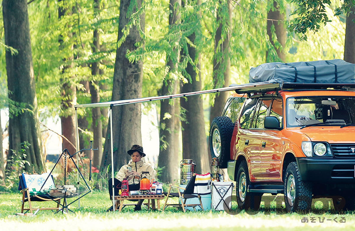 ポップなプラドのルーフテントは秘密基地？ レトロなハイエースで車