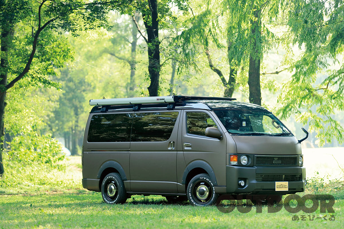 ポップなプラドのルーフテントは秘密基地？ レトロなハイエースで車