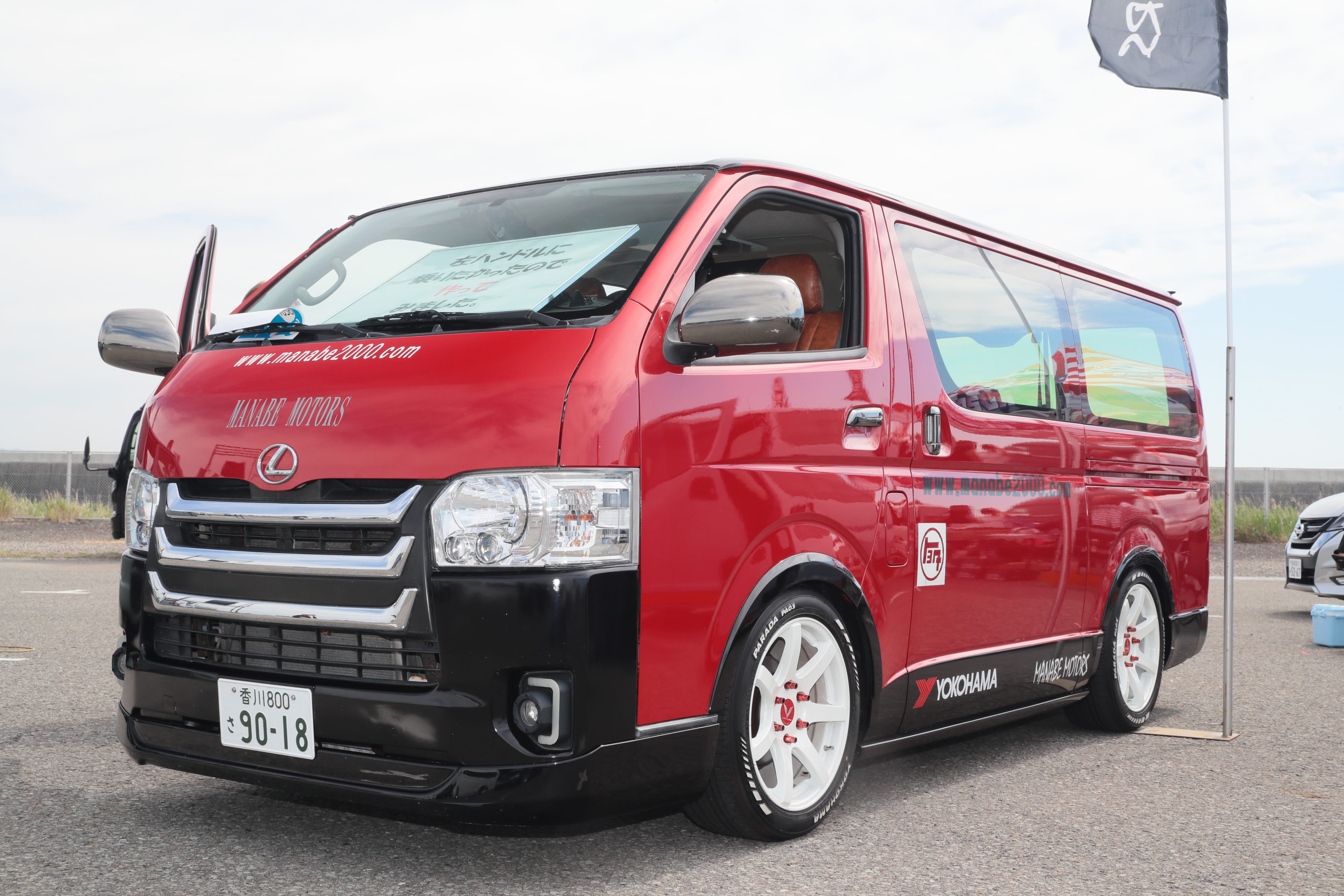 ハイエースなのに左ハンドル? 世界一低いプロジェクトカー? 濃い