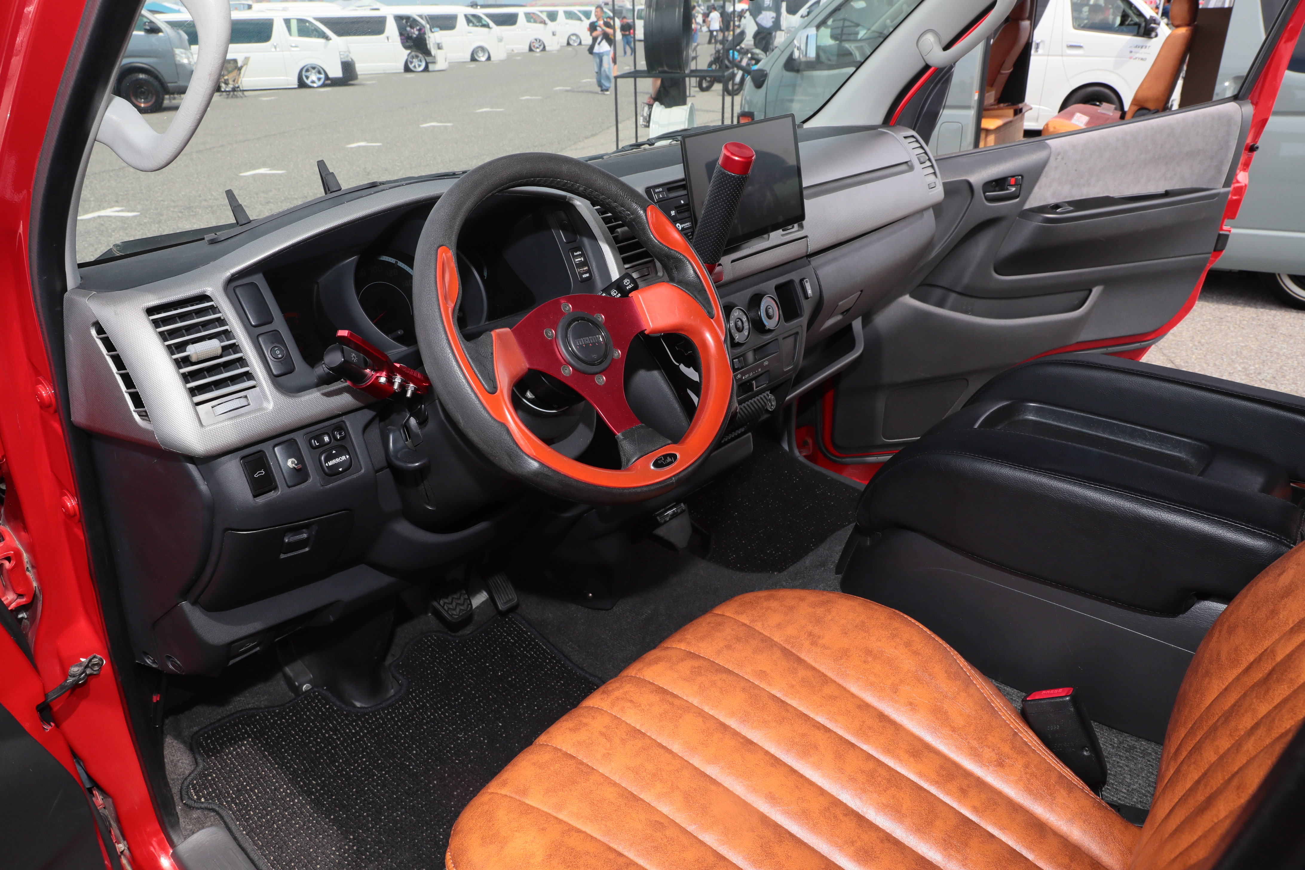 ハイエースなのに左ハンドル? 世界一低いプロジェクトカー? 濃い
