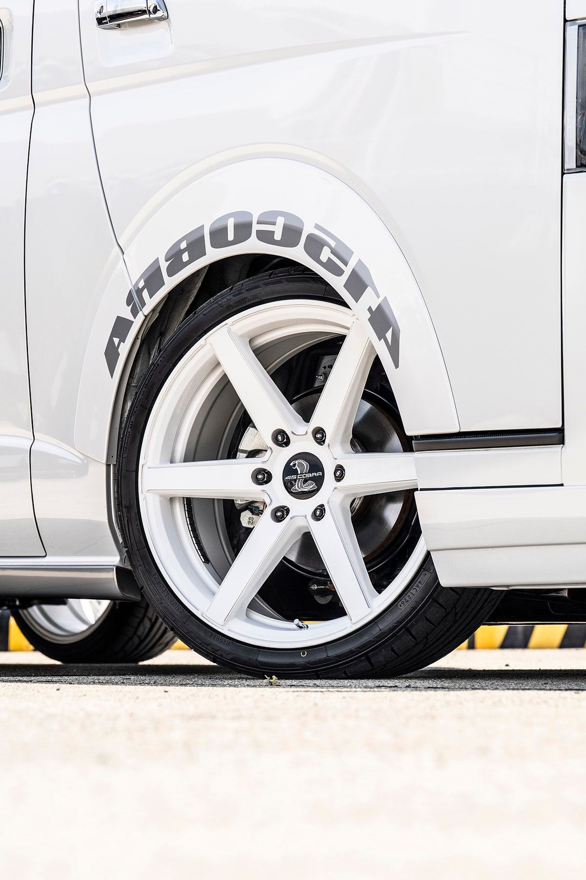 415コブラのハイエース用ホイールを購入するとオーバーフェンダーが