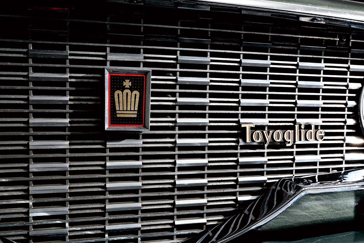 前席とどちらがゴージャス？ 織布を使った高級ソファそのものの