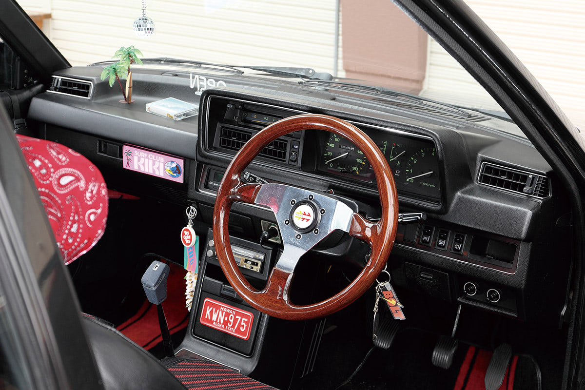 国道134号線を走るファミリアのルーフには決して降ろされることのないサーフボードが 19年式 マツダ ファミリア 3ドア ハッチバック1500 Xg Vol 2 Nosweb Jp 日本の旧車webマガジン ノスウェブドットジェイピー
