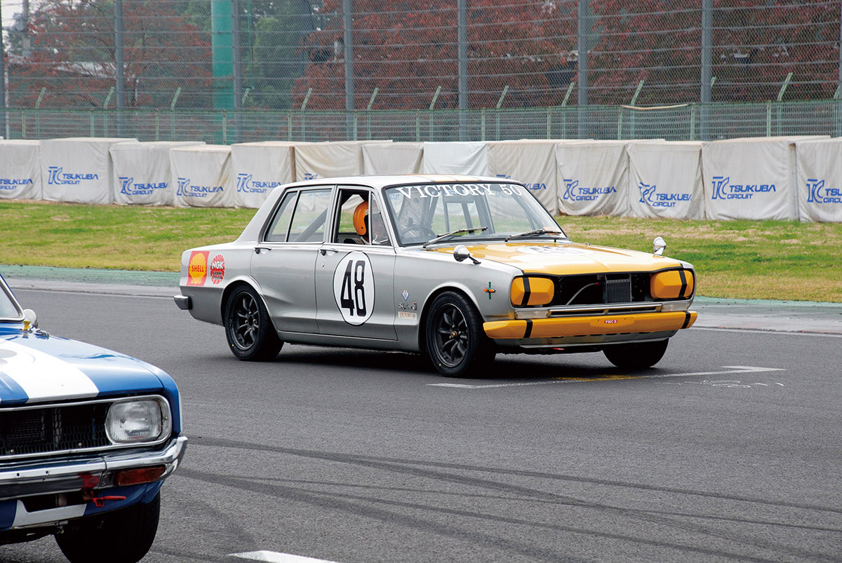 40年ぶりにGC10 ハコスカ GT‐Rに乗り込み、華麗な走りを見せつける｜10