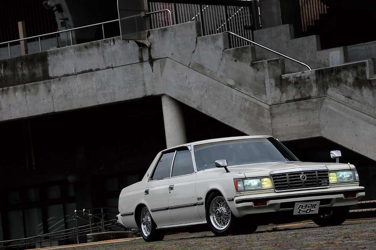誇らしげな「2.8 DOHC」のエンブレムの意味｜1983年式 クラウン