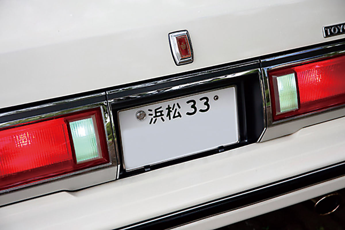 誇らしげな「2.8 DOHC」のエンブレムの意味｜1983年式 クラウン