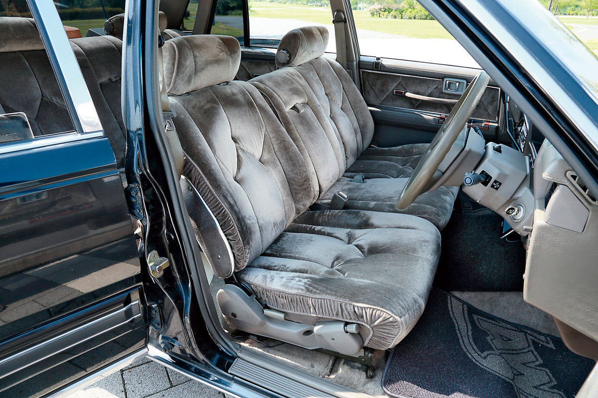 比べてください。ライバルと。」カタログでうたわれたシート｜1983年式