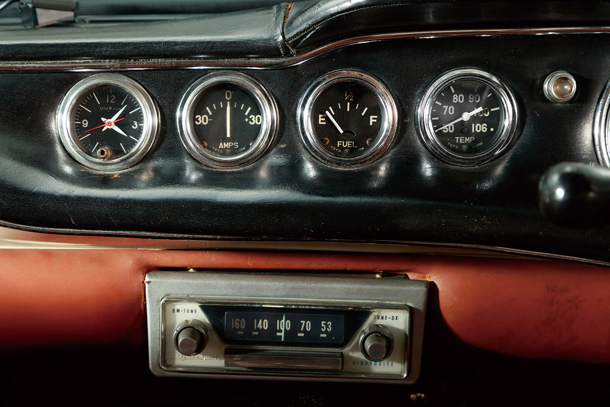 セダンの倍近い価格のクーペで35台、コンバーティブルは25台。木型で