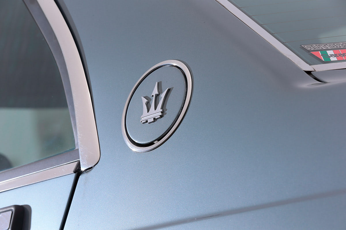 端正な小型ボディにV型6気筒ツインターボを擁するセダン。1990年代を