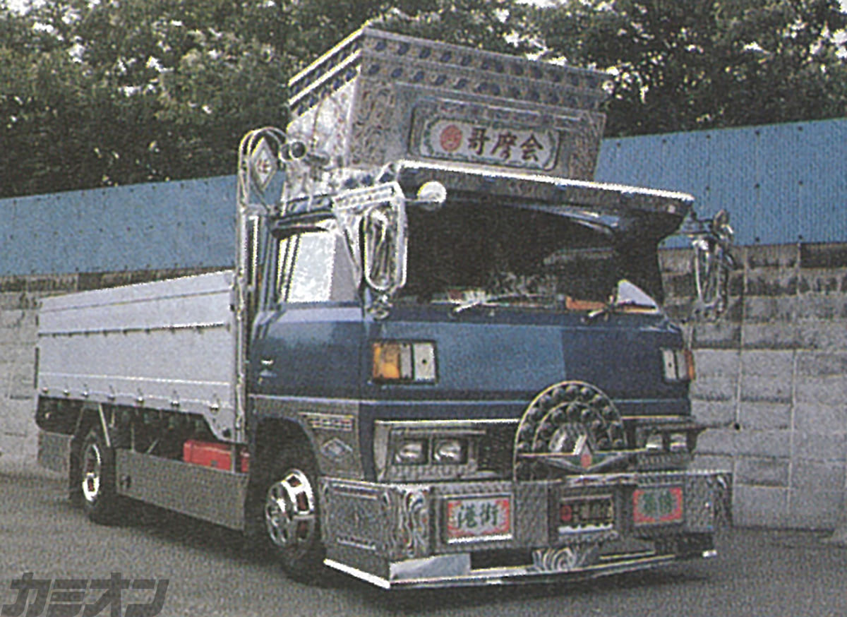 アートトラック 典雅な雰囲気の内装が新鮮だ。ボディはブルーのラメ