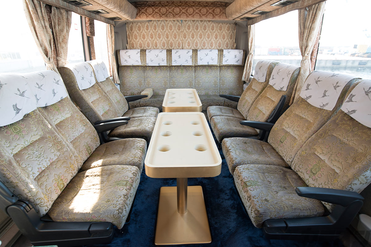 サロンバス 大人の雰囲気満点の落ち着いたサロン 日野セレガGJ