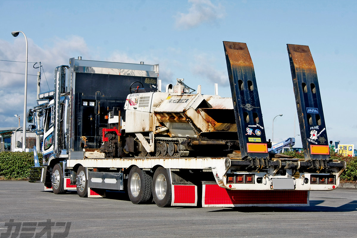 トップアート 圧巻の大型パーツと華麗な電飾ワークで魅せる重機回送車