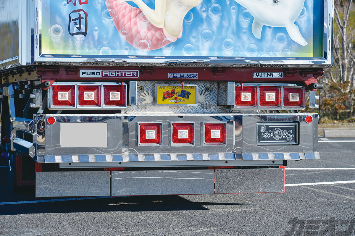 箱3面ペイントが幻想的な世界へ誘うモダンルックな過激クレーン車！萌