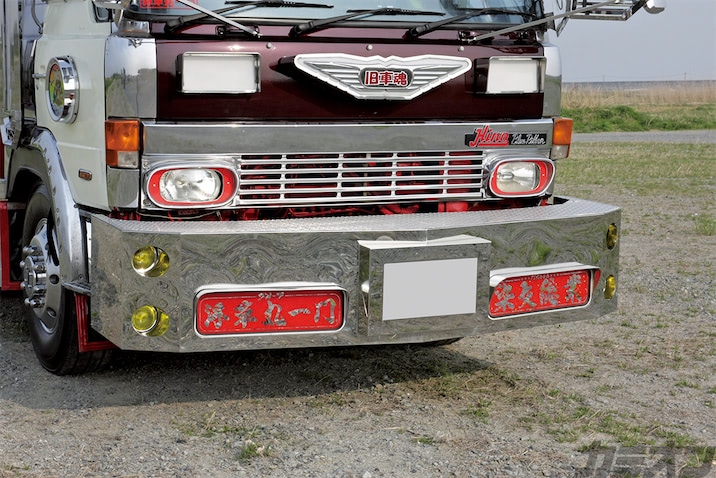 ドルフィン 新品右ドア デコトラ レトロ 旧車 レストア 日野ドルフィン 「顔面\u003dレトロ、その他\u003dモダン」で勝負した個性派