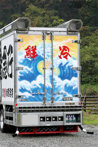 水産特急 大型パーツのバランスと文字＆波絵で魅せるモダン鮮麗便