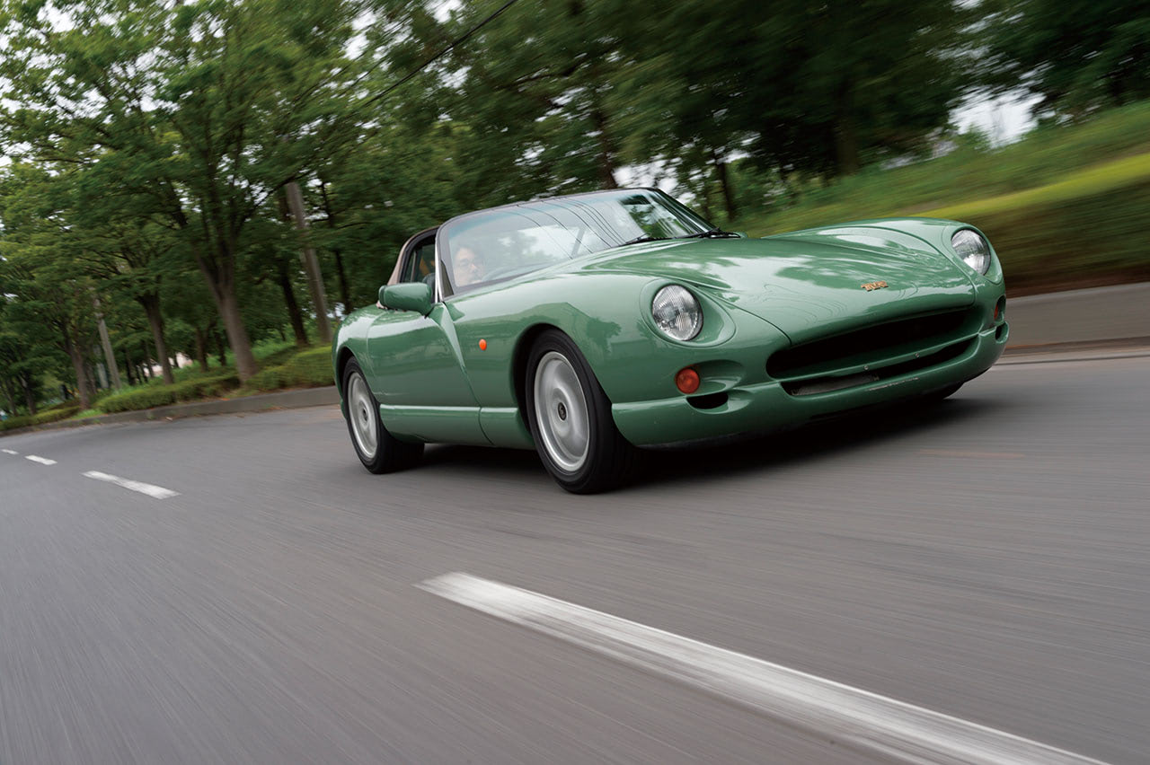 パワーウェイトレシオ2.2。1060kgの軽量ボディに搭載されるV型8