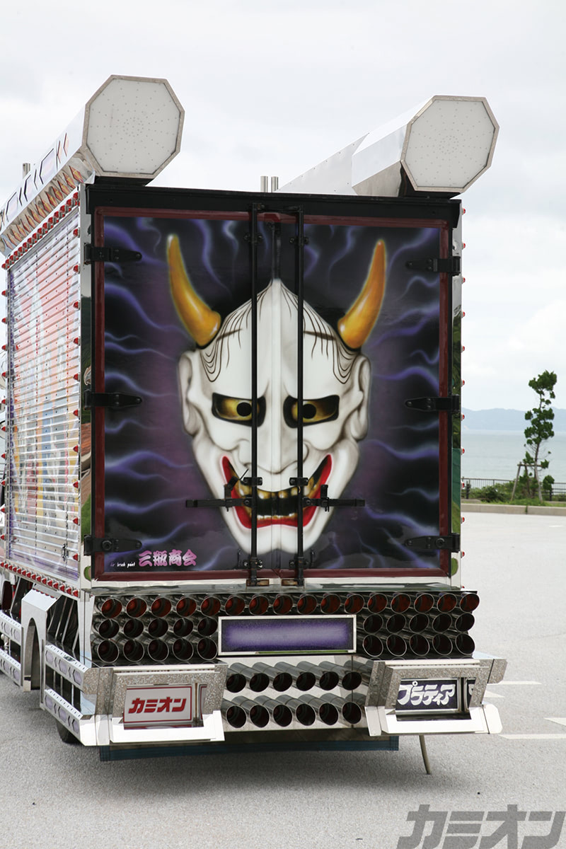 常光丸 大ぶりパーツと個性派ペイントで唯一無二の超絶スタイルを構築