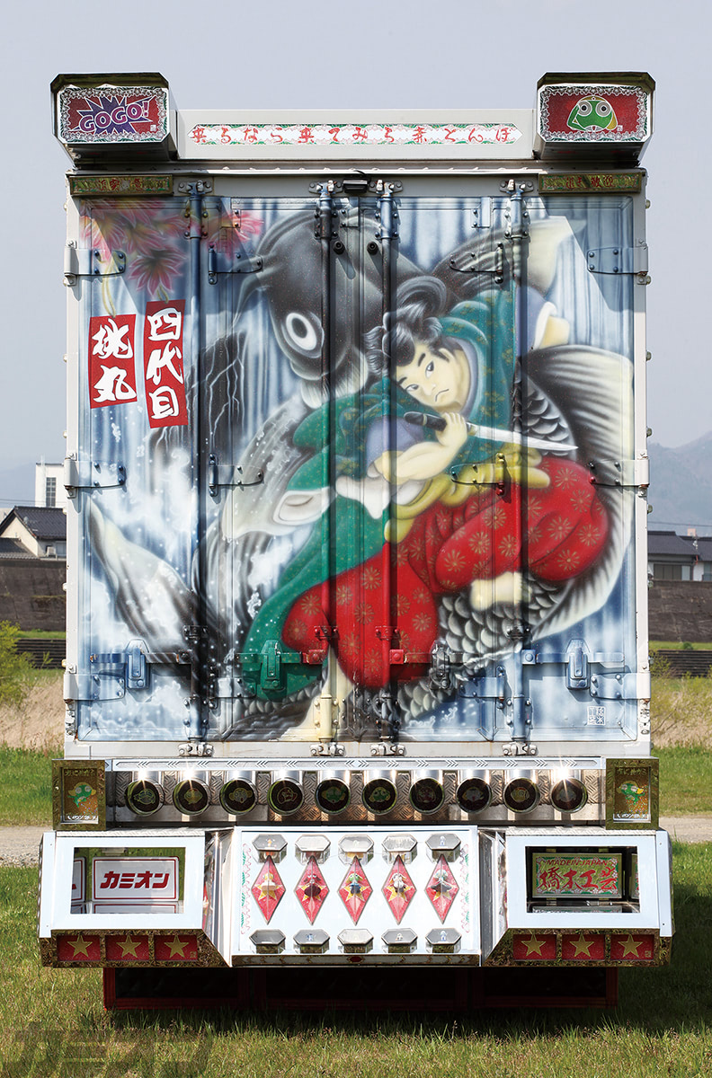 四代目桃丸 精緻を極めた鏡面パーツの造作と絢爛豪華な電飾アートで