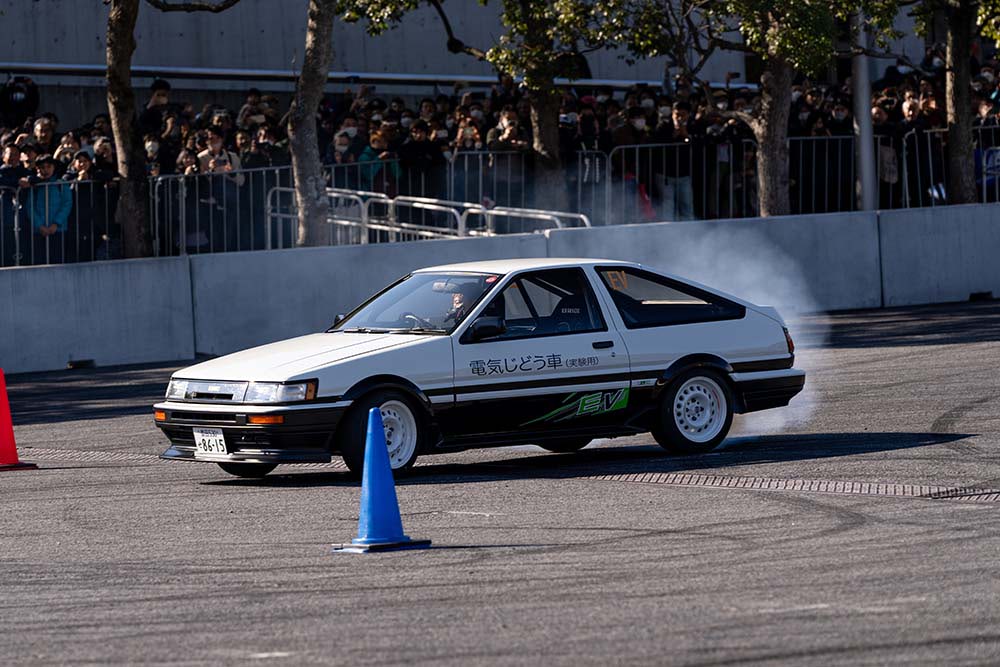 旧車の未来の光がここに!! AE86レビンの電気自動車仕様がパシフィコ