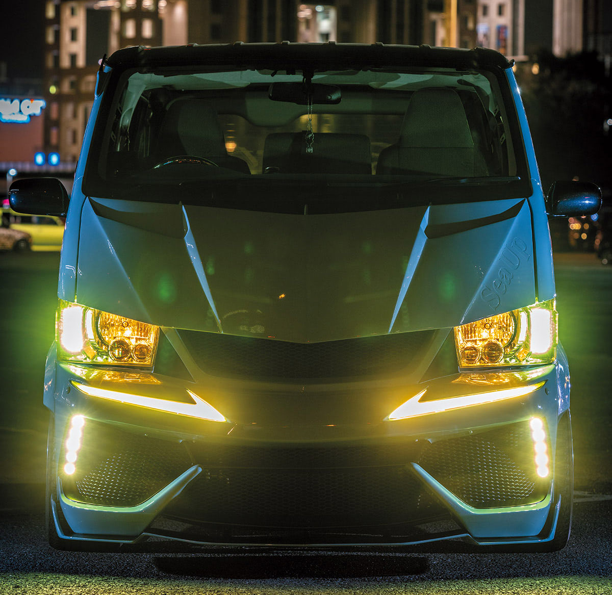 【イカつさの秘密はビルトインデイライトにアリ！】ドシャコ＆ワークススタイルでキメる200系ハイエース カスタムCAR 芸文総合WEB