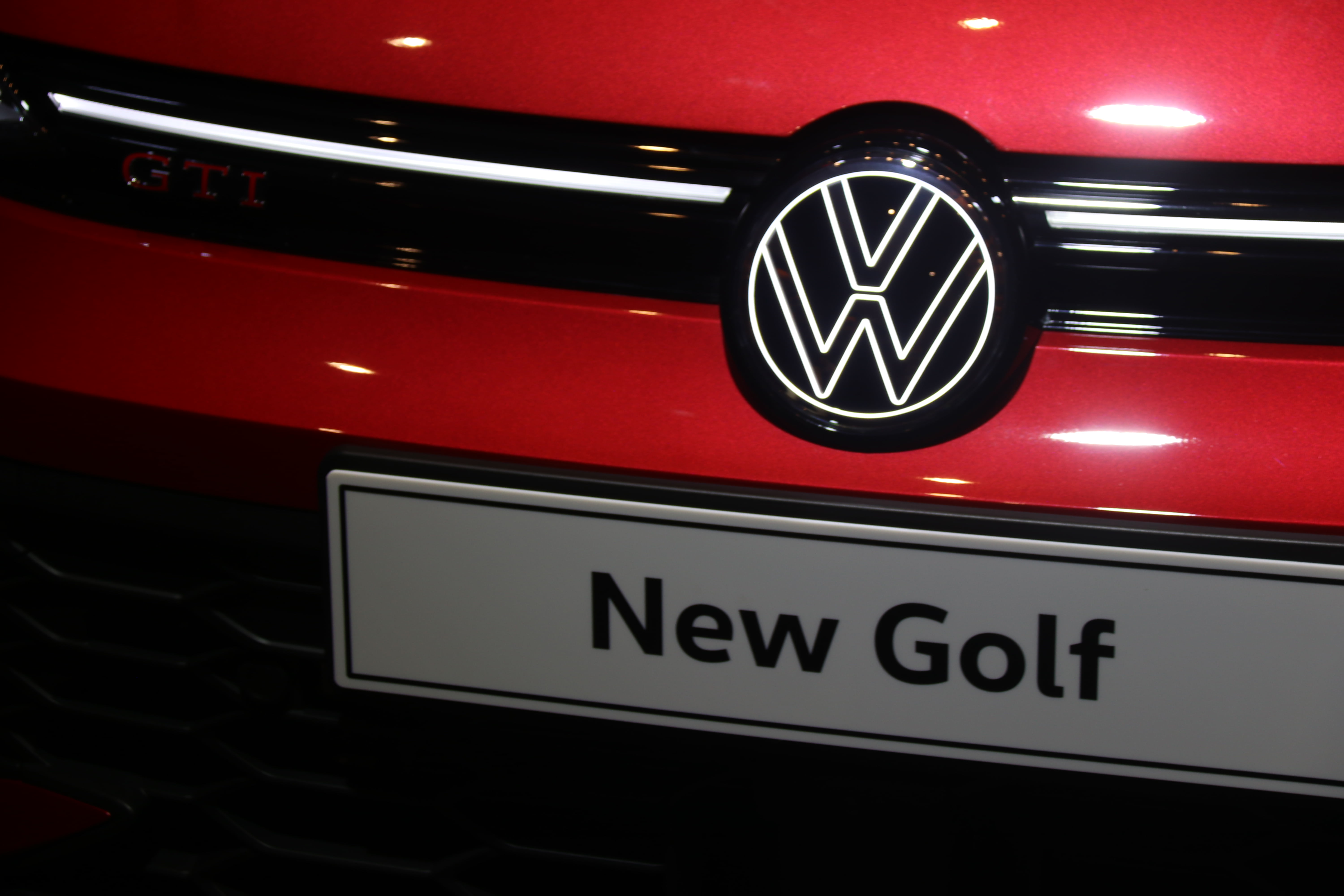 VW フォルクスワーゲン フロントグリル エンブレム付 VWゴルフ新型発表！ 日本初採用のイルミネーション付きエンブレム採用
