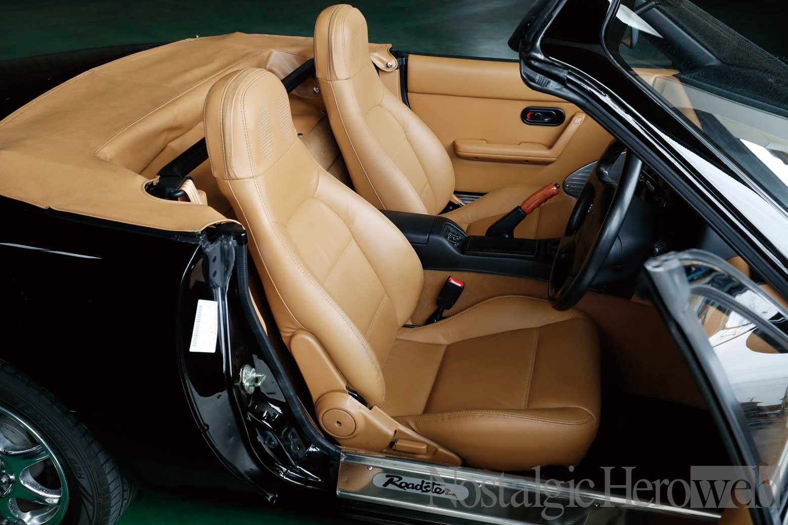 バフ仕上げの純正ホイールにタンカラーの本革シートで楽しむ様式美も