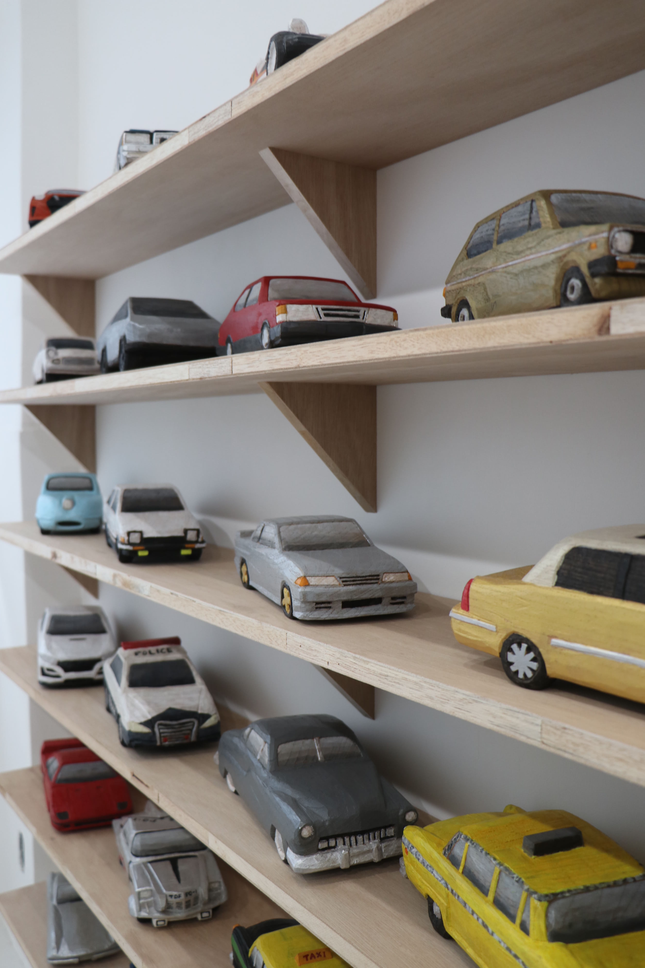 ハコスカなどの人気車種から、マニアックなフジキャビンまでがアート