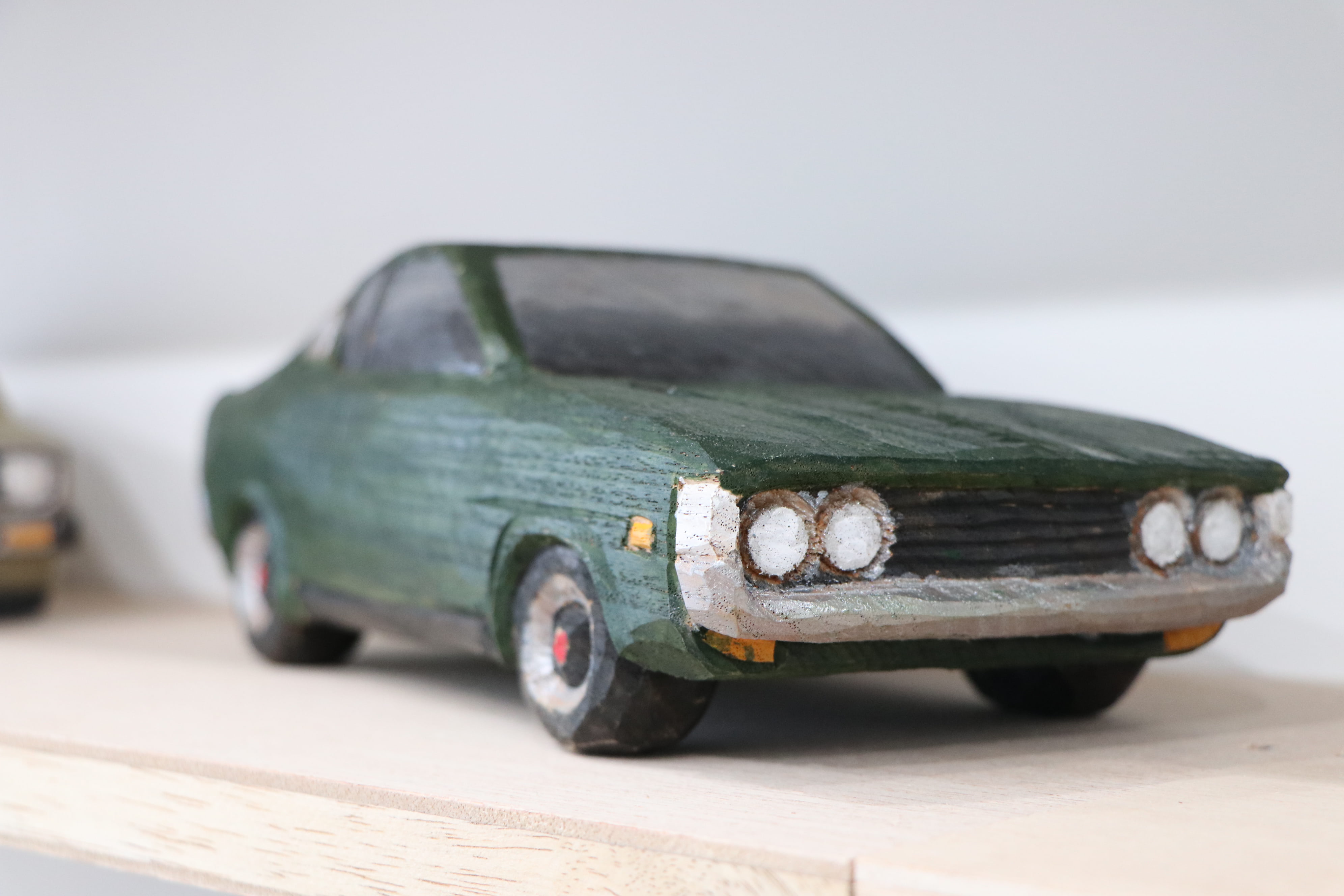 ハコスカなどの人気車種から、マニアックなフジキャビンまでがアート